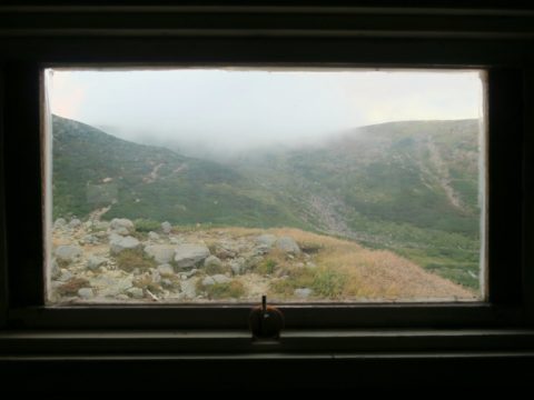 白雲岳避難小屋の窓